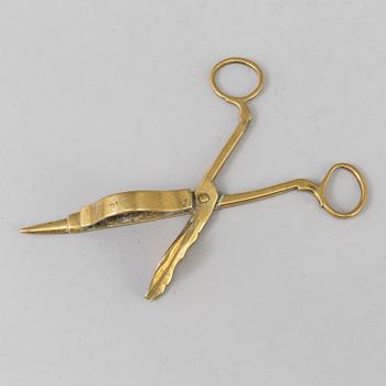 A BRASS CANDLE SNUFFER/SCISSORS, 17th/18th century.