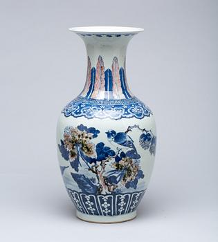 A blue and red vase, late Qing dynasty, 19th century.