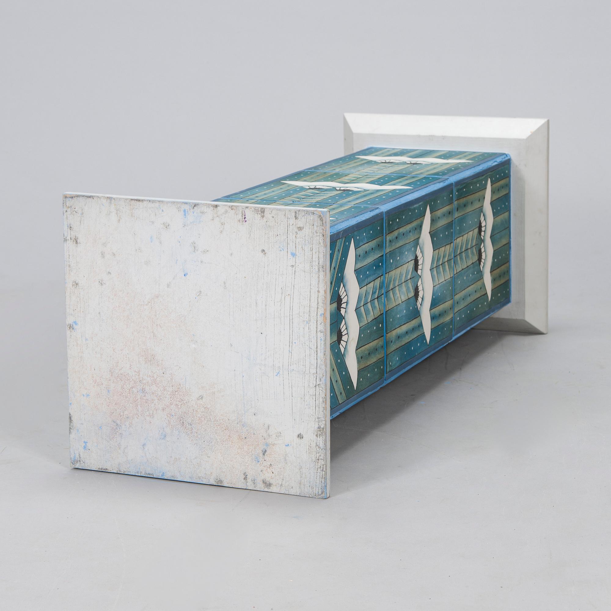 Heljä Liukko-Sundström / Rozalia Jarovic, piedestal, signerad och numrerad Arabia Pro Arte 3/90.