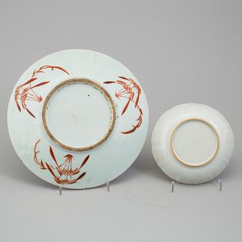 A CHINESE PORCELAIN BOWL AND FOUR PLATES, 18th/19th century.