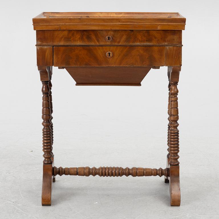 Sybord, empirestil, omkring 1900.