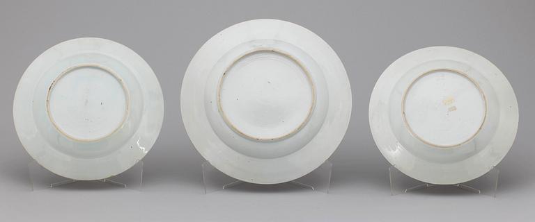 TALLRIKAR, 2+1, porslin, Kina, Qianlong (1736-1796).
