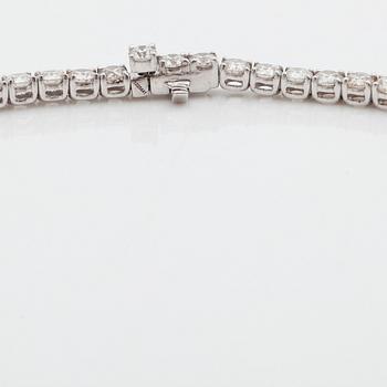 A line necklace with 104 brilliant cut diamonds total carat weight circa 25.44 cts. Quality circa G-H/VS-SI.