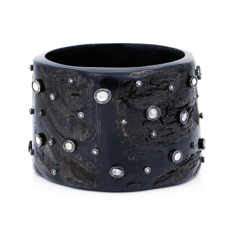 ARMRING, horn, små briljantslipade diamanter tot ca 0,40 ct och troligen rosenslipade vita topas. Vikt ca 166 g.