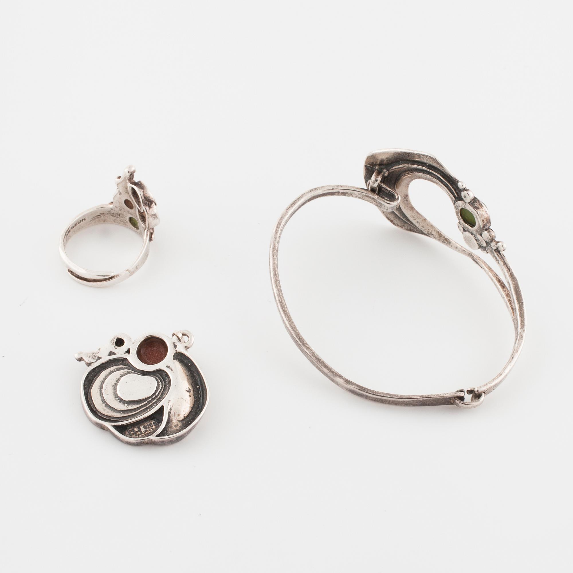 VALDRES SÖLVSMIDE, Norge, armring, hänge samt ring med solsten och nefrit.