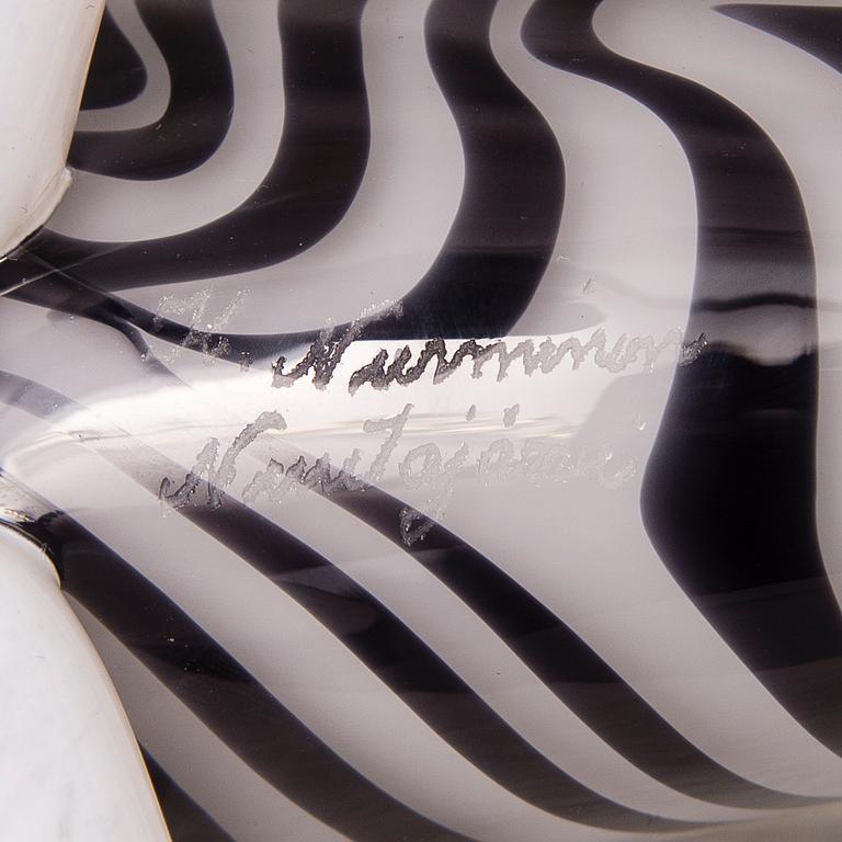 KERTTU NURMINEN, LASIVEISTOS, signeerattu K. Nurminen Nuutajärvi.