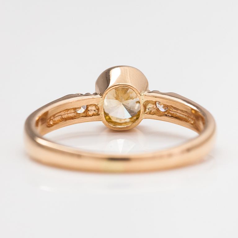 Ring, 18K guld och diamanter ca 1.01 ct tot. AIG-certifikat.