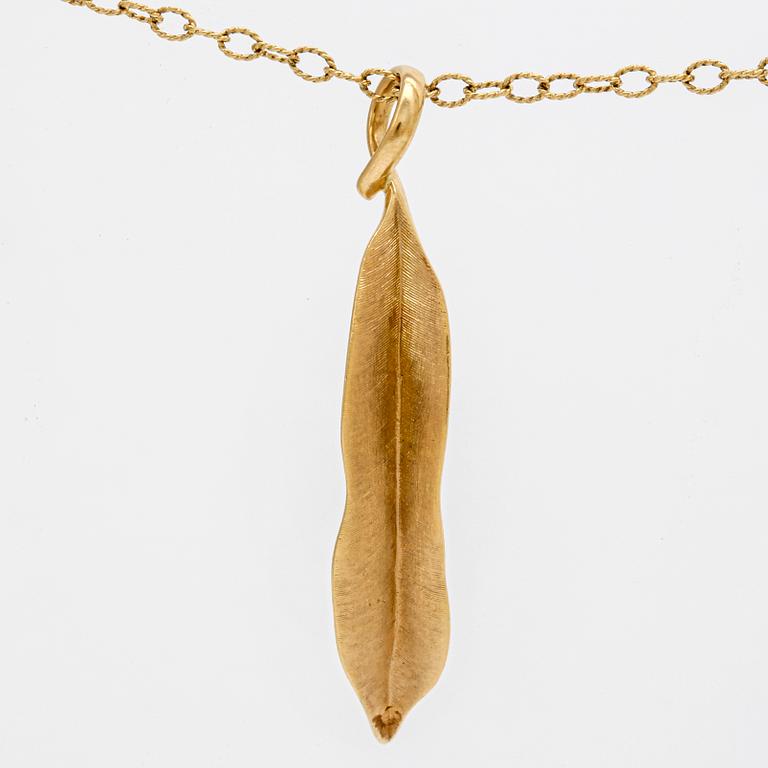 Charlotte Lynggaard, an 18 carat gold pendant weight 8,9 cm.