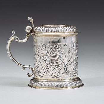 A German 17th century parcel-gilt tankard, mark of Abraham Grill, Augsurg (1672-1682).