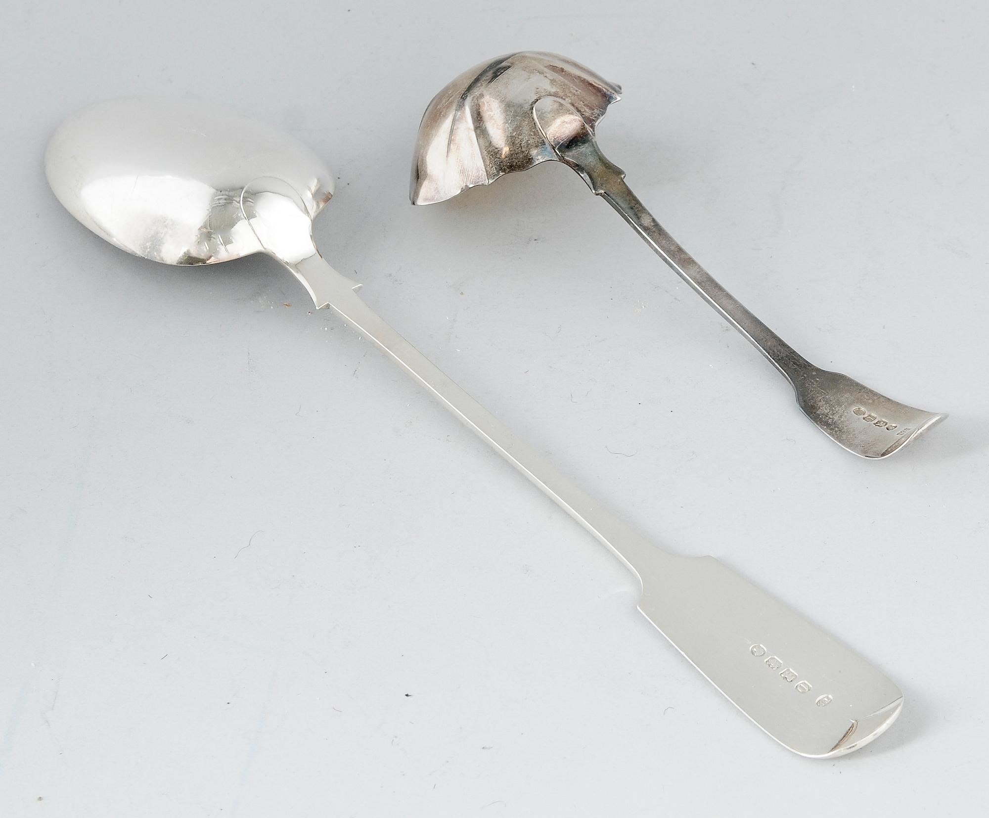 RAGUSKED, silver, Exeter 1870 samt SÅSSKED, silver, London 1835. Tot vikt ca 188 g.