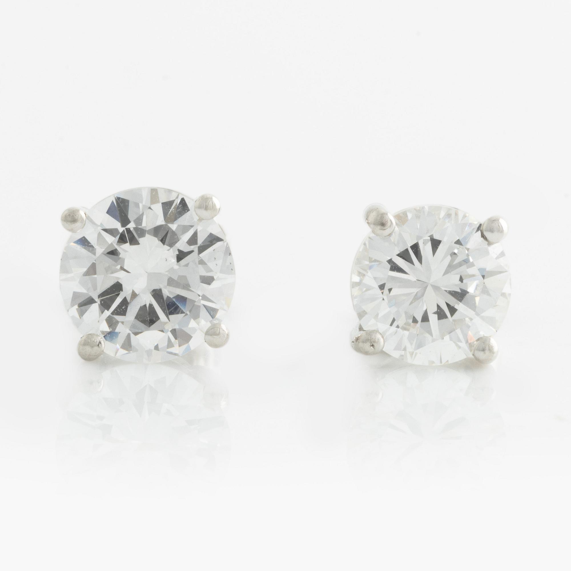 Örhängen, ett par, med briljantslipade diamanter.