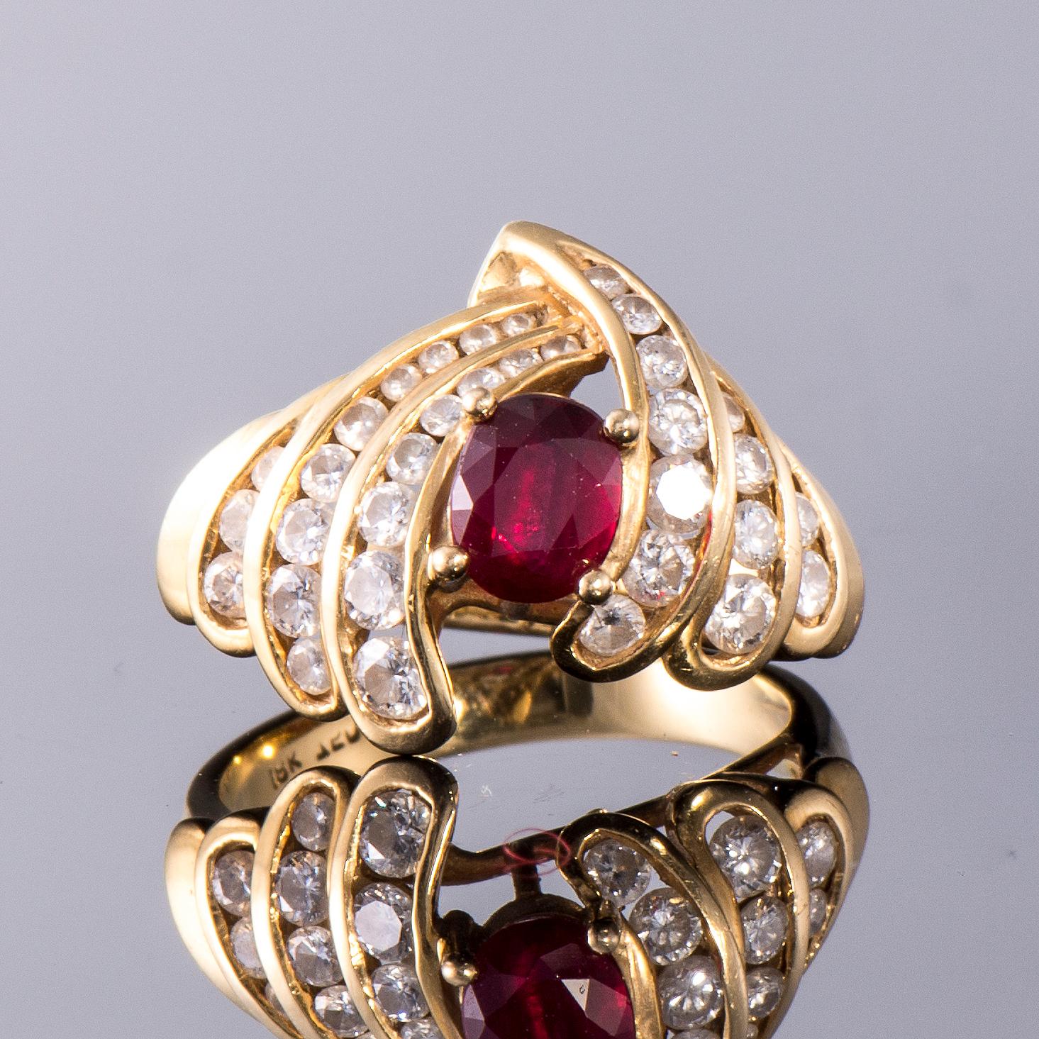 RING, 18K guld, rubin, briljantslipade diamanter. Sovjetunionen. Vikt ca 6,8 g.