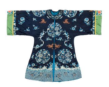 90. ROBE, silk. Height 108,5 cm. China, late Qing dynasty (1644–1911).