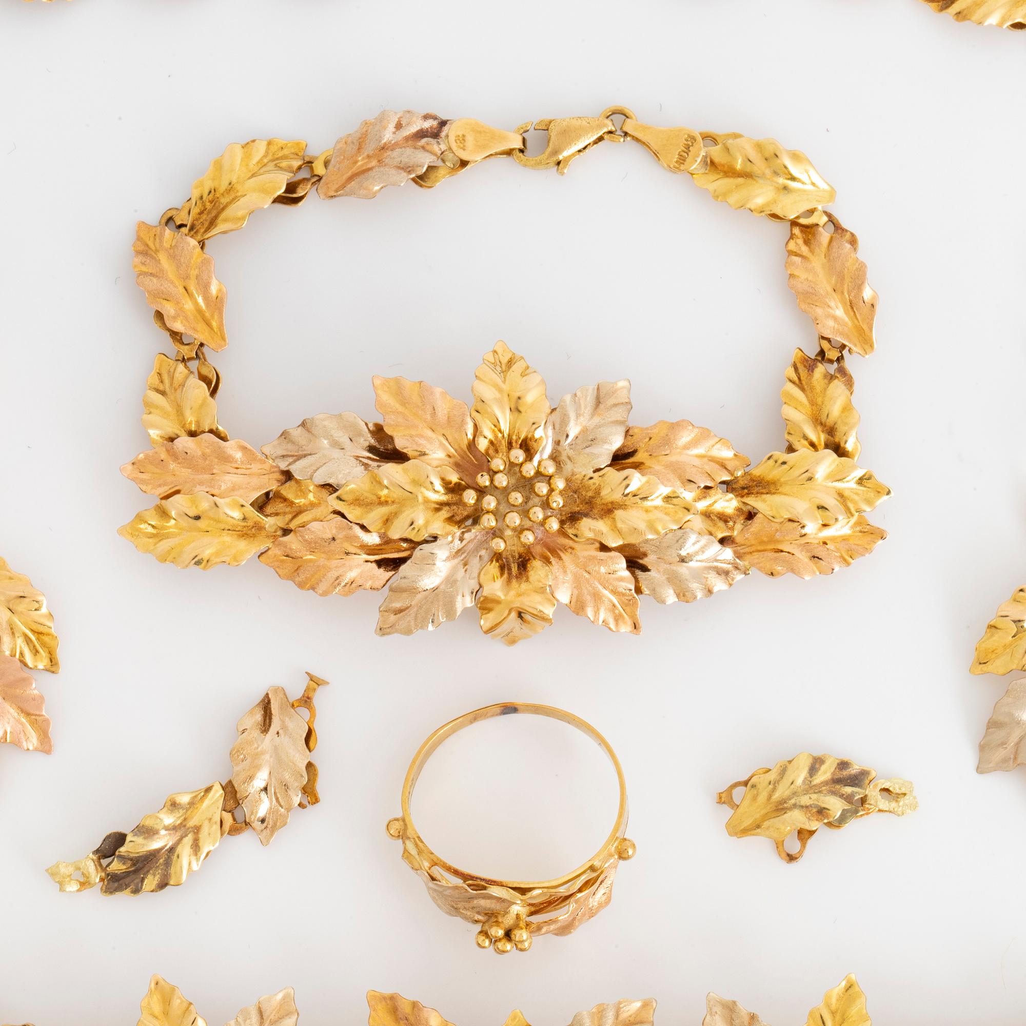 Necklace, a pair of earrings, ring, bracelet, 18K gold in three colours.