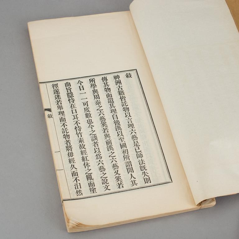 BÖCKER, 2st, Lao Tses heliga skrifer samt "Shi zhu zhai jian pu" Utgiven av Rong Bao Zhai, Peking, 1930-tal.