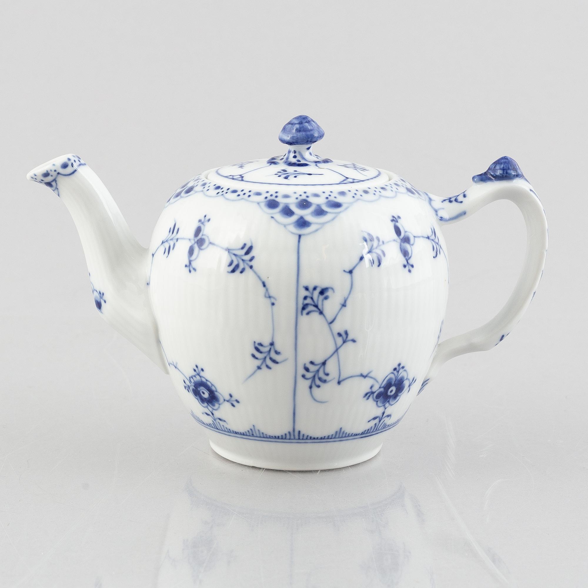 A 'Blue Fluted half lace' / 'Musselmalet' porcelain teapot, Royal Copenhagen, model 259, post 1923.