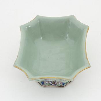 A Chinese porcelain bowl, late Qing Dynasty, circa 1900.