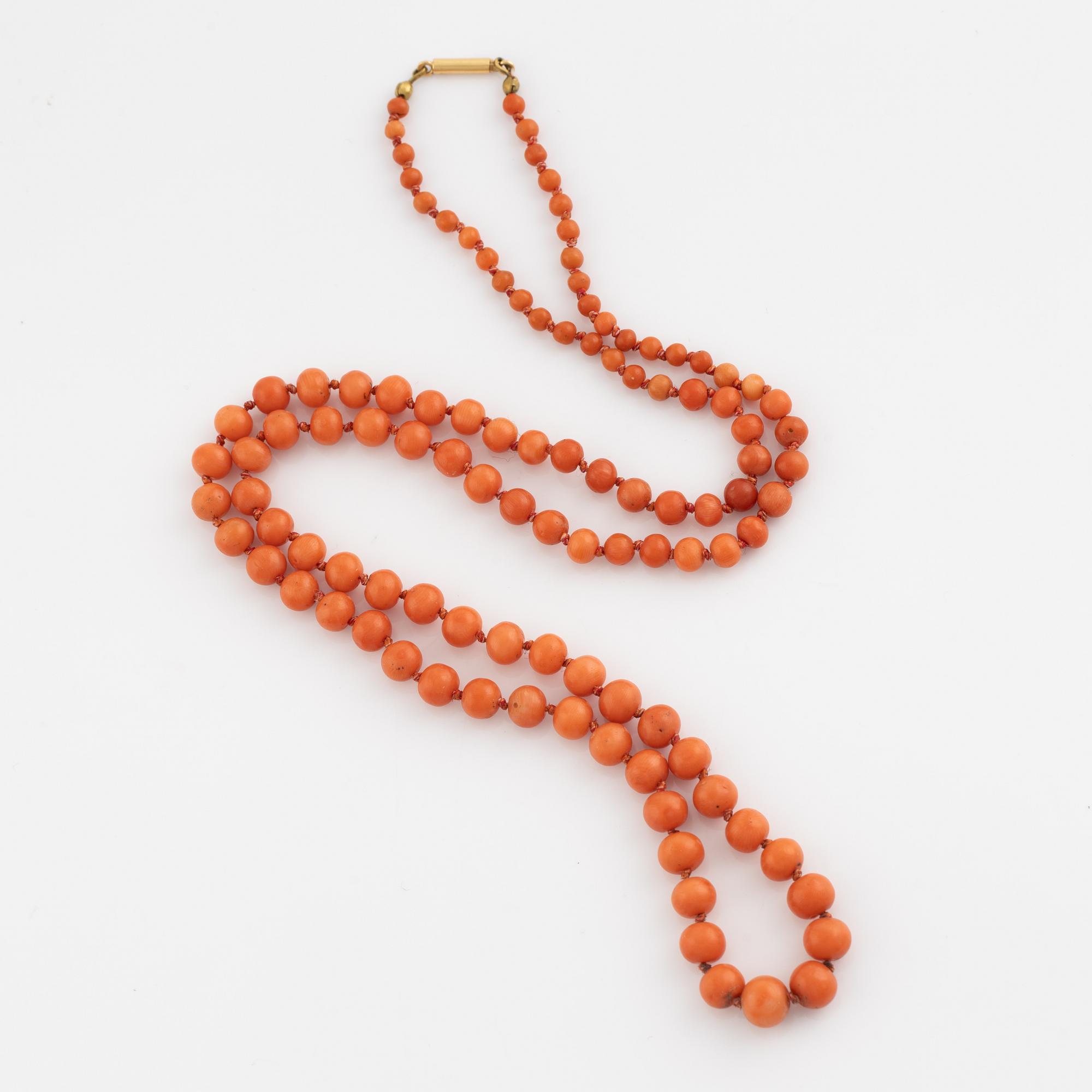 Earrings and necklace, with coral.