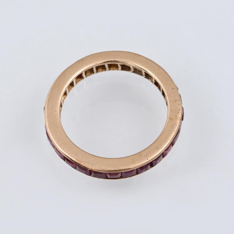 RING, 14K guld med carréslipade rubiner. Vikt 2,2 gram.