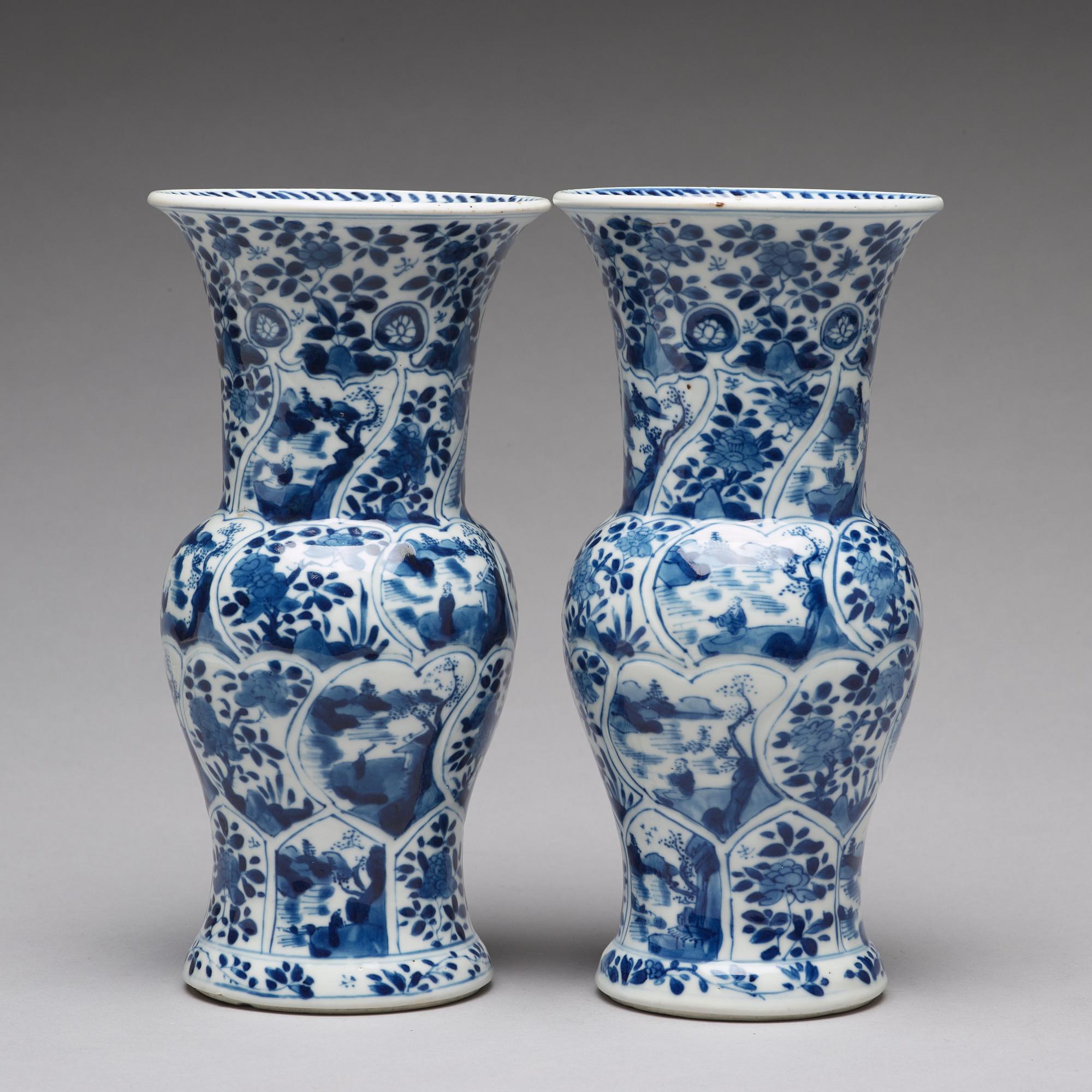 VASER, ett par, porslin. Qingdynastin, Kangxi (1662-1722).
