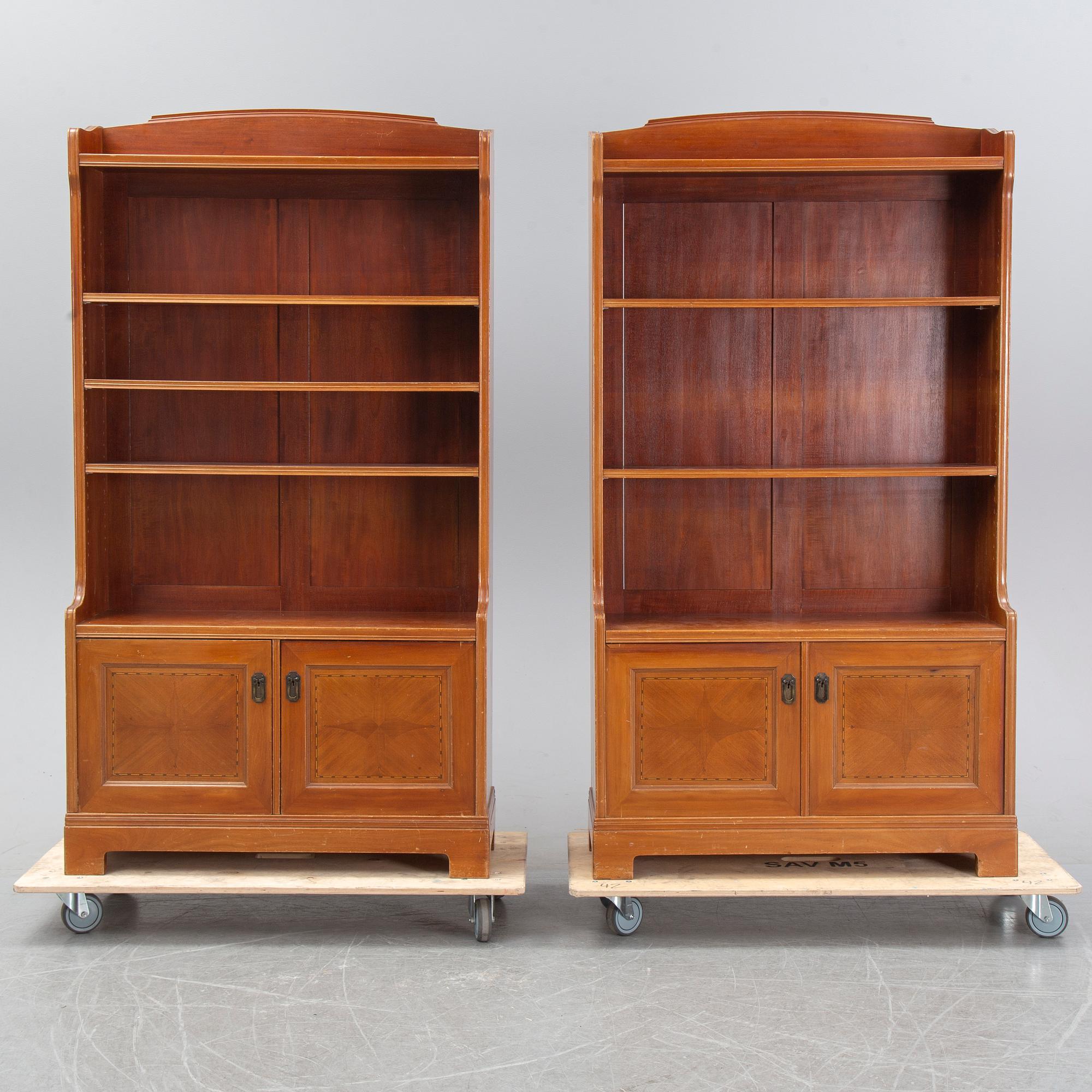 Bokhyllor, ett par, Jugend, 1900-talets början.