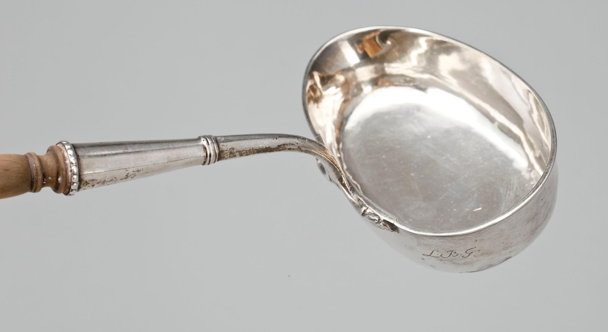 SOPPSLEV samt STRÖSKED, silver samt trä, Johan Fredrik Hollman, Skänninge, 1795, total vikt ca 180 gram.