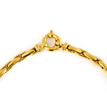 An 18K gold necklace.