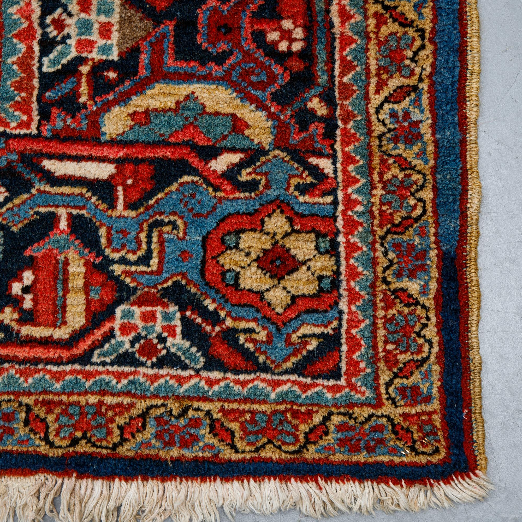 A carpet, semi-antique Heriz 467 x 347 cm.