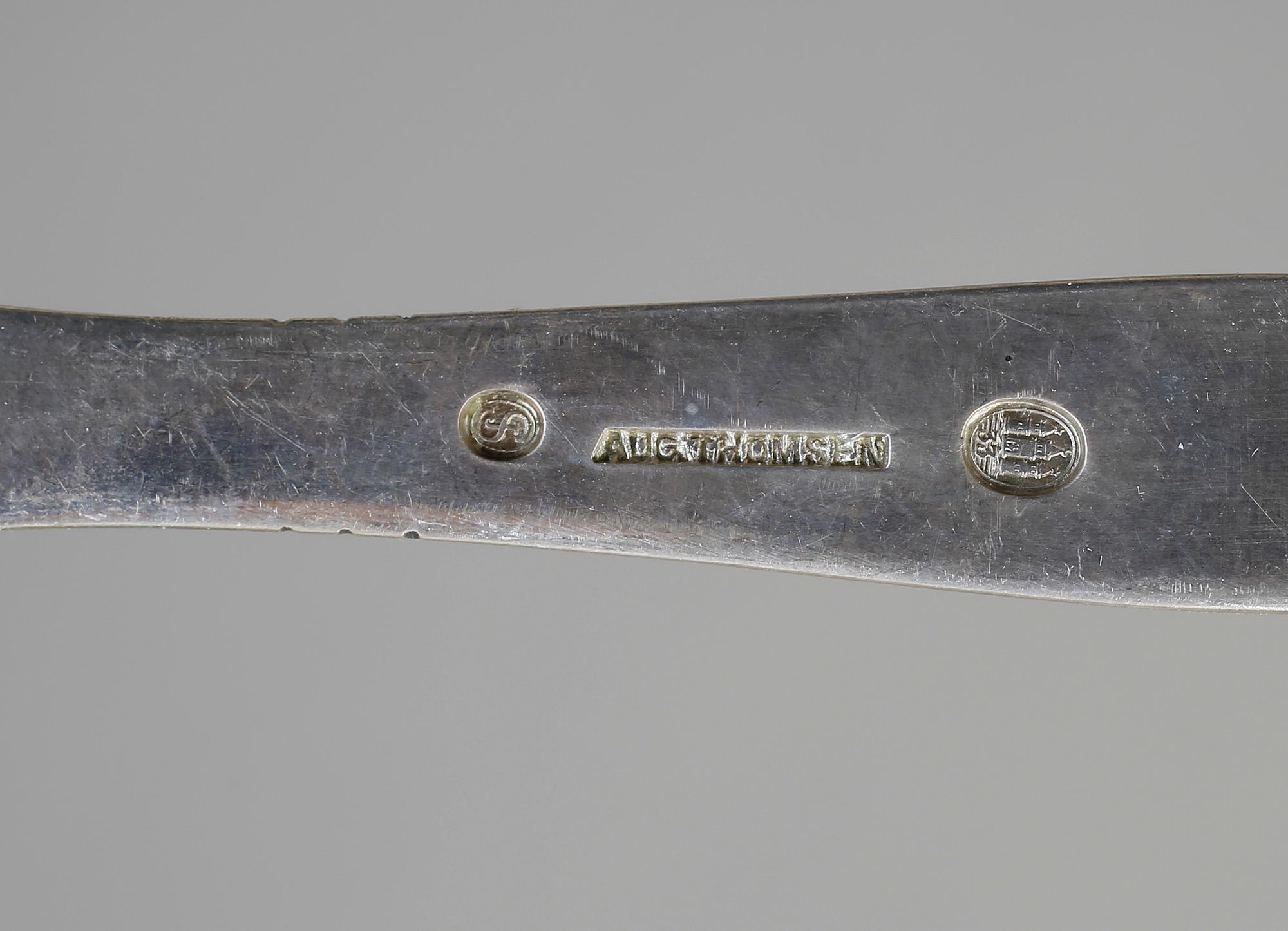 PARTI SILVER. 35 delar. Bl a CG Hallberg, Stockholm 1940. Tot vikt ca 1125 g.