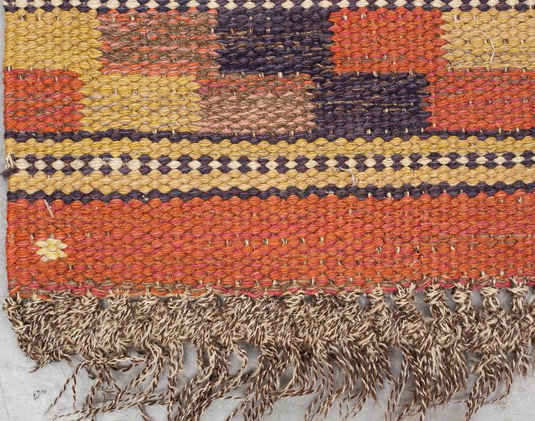 Märta Måås-Fjetterström, a carpet, "Röda Åttan", flat weave, ca 237-239 x 147-149 cm, signed AB MMF.