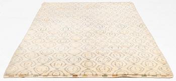 Ingrid Hellman-Knafve, a carpet 'Lökar', knotted pile, 324 x 185.5 cm, signed IH-53.