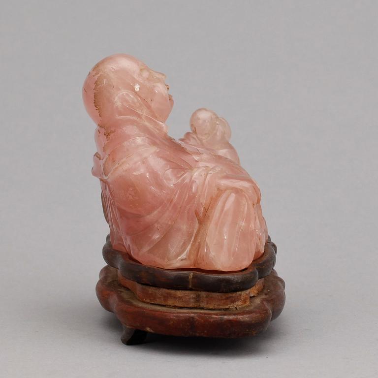 BUDDHAFIGURIN, rosenkvarts, 1900-talets första hälft.