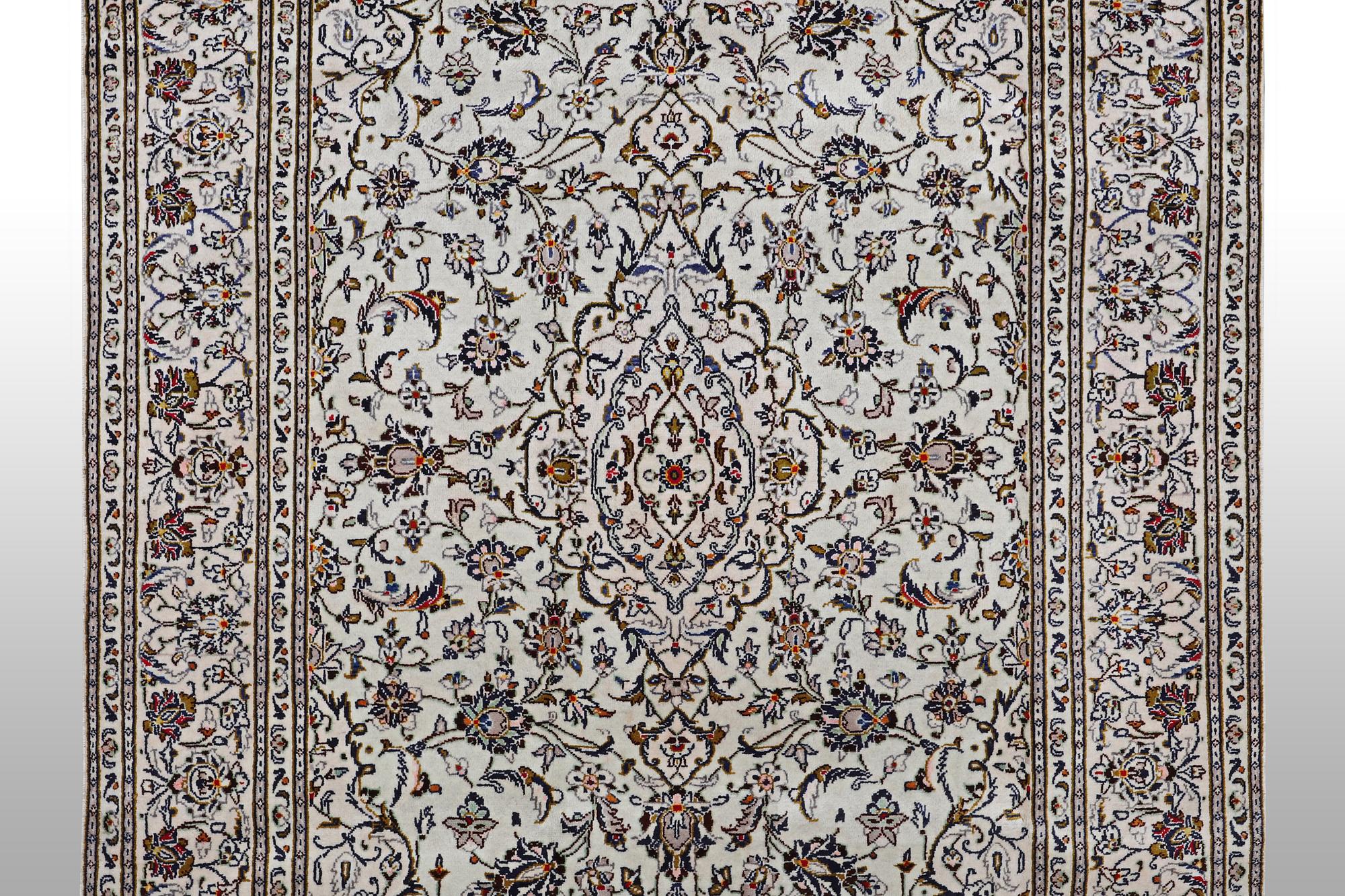 A carpet, Kashan, ca 295 x 194 cm.
