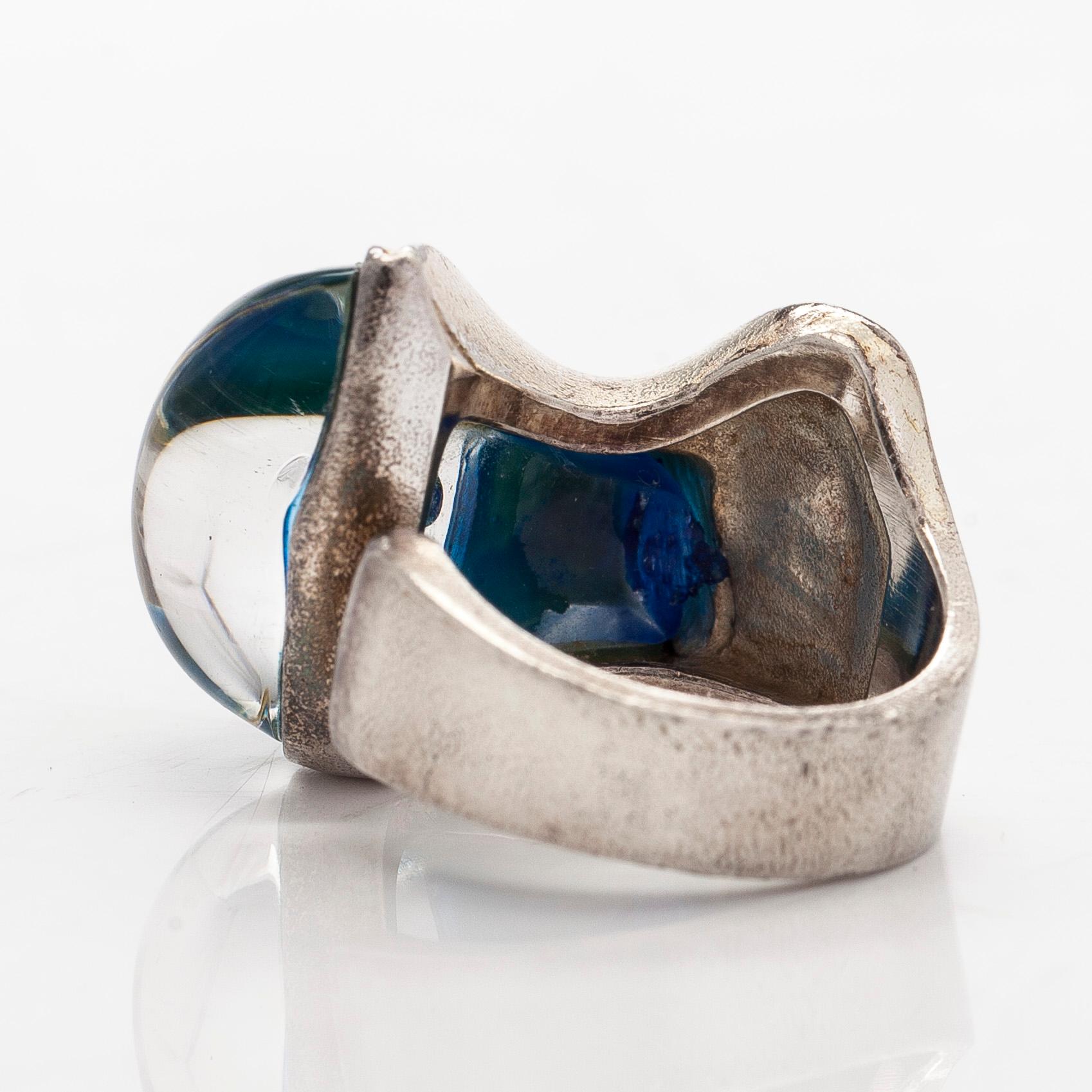 Björn Weckström, sormus, "Ara" sterlinghopeaa ja akryylia, Lapponia 1975.