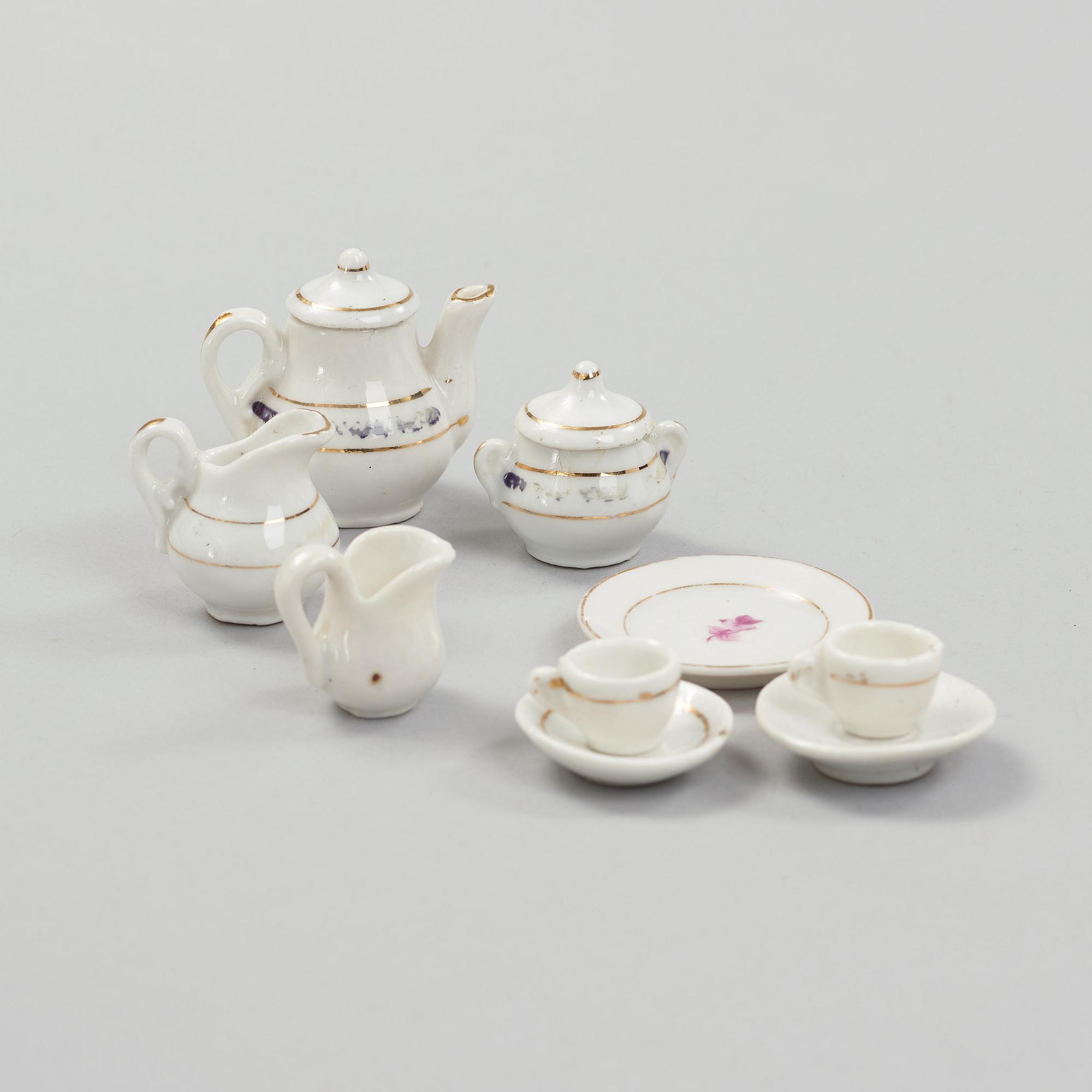 a set of dollhousefuniture and objects including Waltershausen.