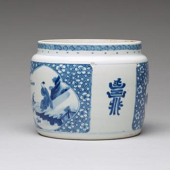 A blue and white jar, Qing dynasty, Kangxi (1662-1722).