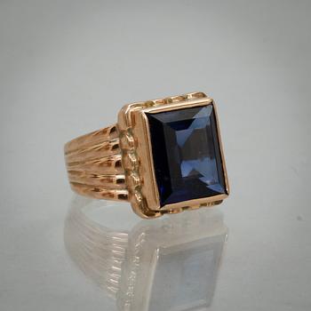 HERRRING, 14k guld med trappslipad blå sten. Vikt tot 10,3 g.