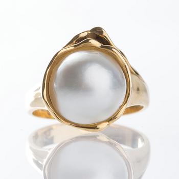 RING, 18K guld marbépärla.