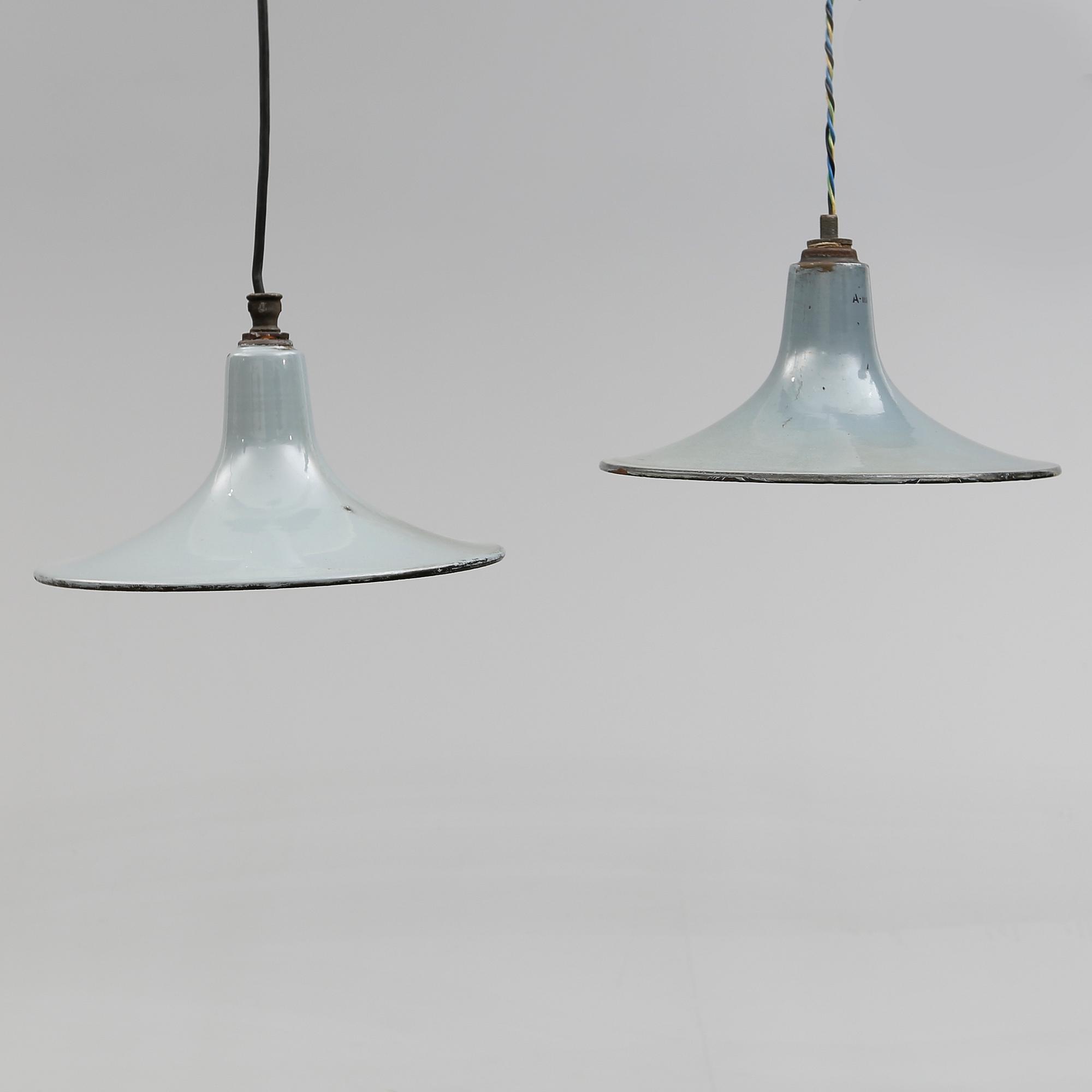 INDUSTRILAMPOR, 2 st, emalj, 1900-talets första hälft. Höjd 44 cm.