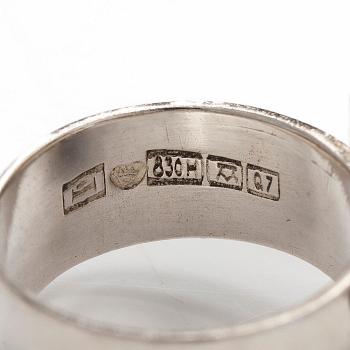 Pentti Sarpaneva, sormus, hopeaa. Turun Hopea, Åbo 1969.