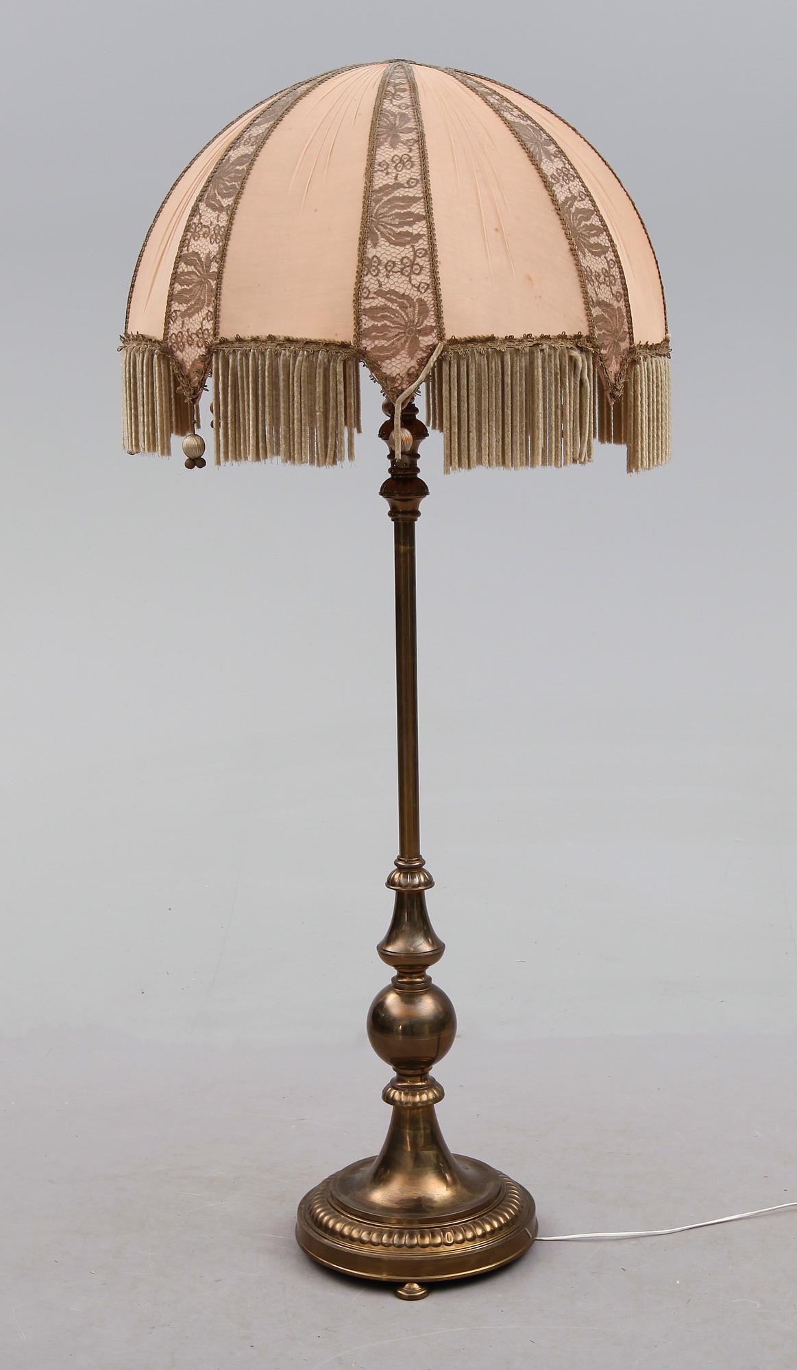 GOLVLAMPA, 1900-talets första hälft.