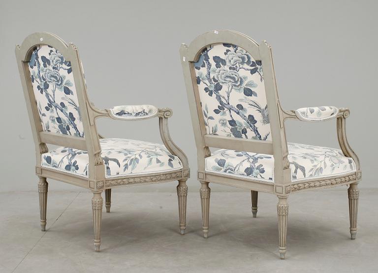 KARMSTOLAR, ett par, Louis XVI-stil, sent 1800-tal.