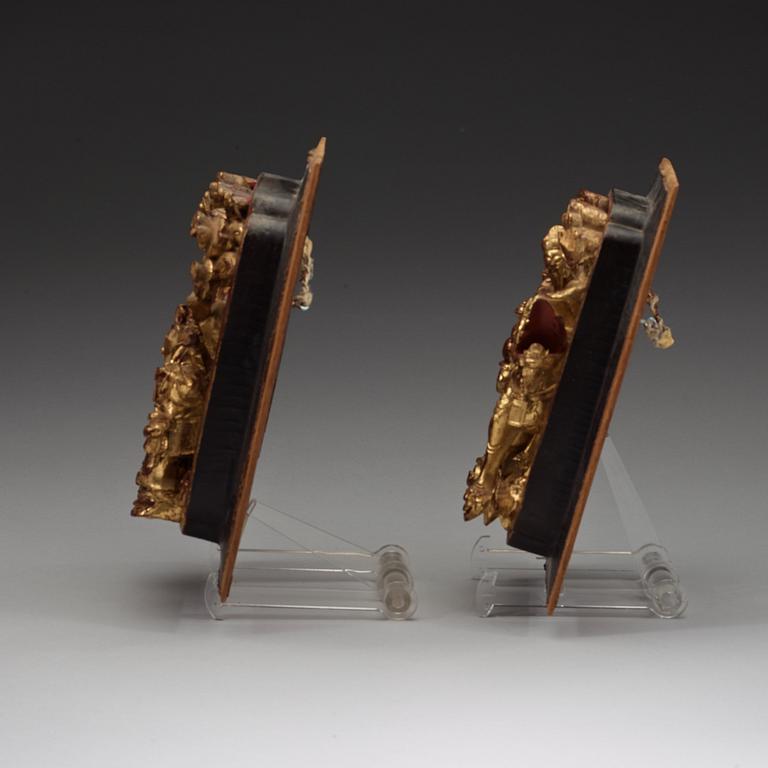 Two wooden carwings in red laquer and with gilding, late Qing dynasty.