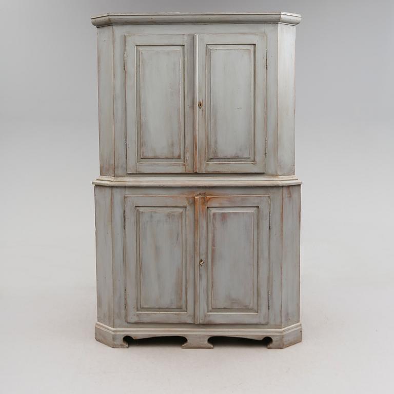 HÖRNSKÅP, 1800-talets första hälft.