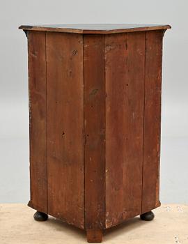 HÖRNSKÅP, allmoge, 1800-tal.