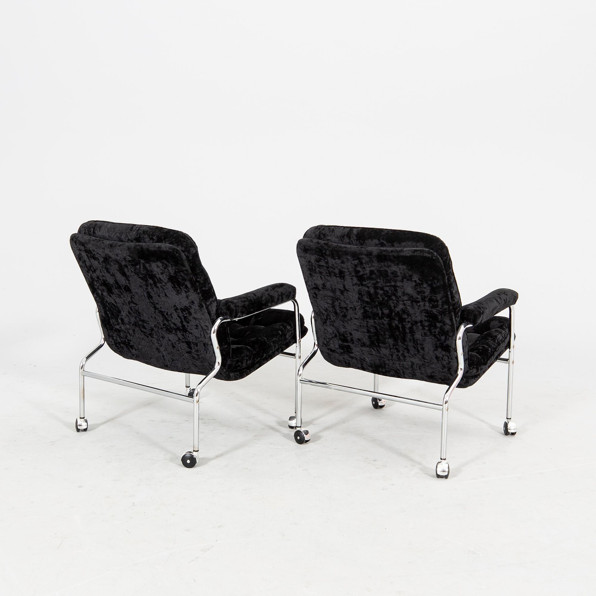 A pair of chrome and fabric 1970/80s armchairs.