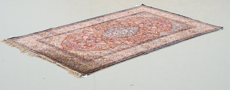 SEMI-ANTIQUE SILK KASHAN. 203,5 x 127 cm.