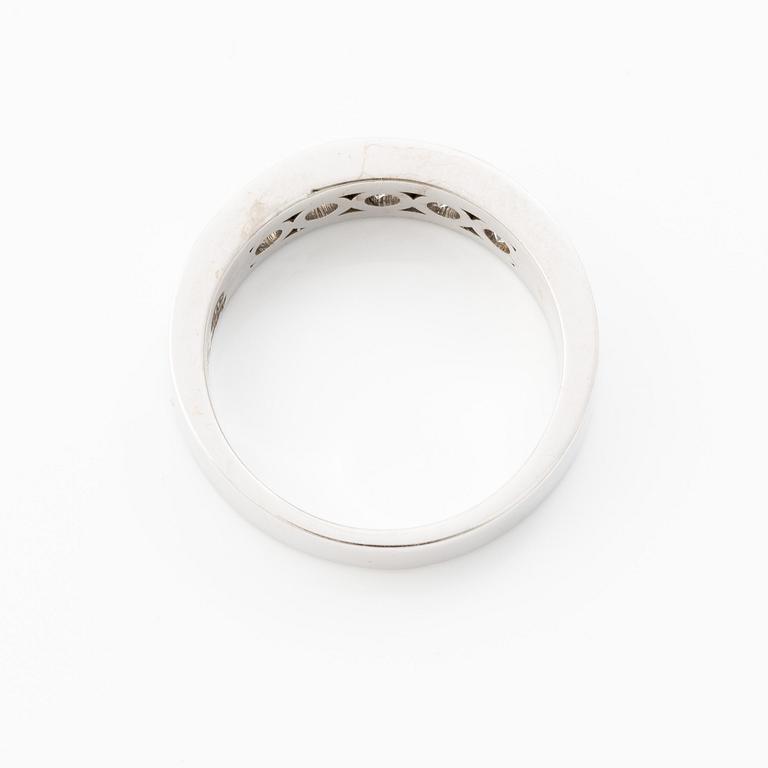 Ring 18K white gold set with round brilliant-cut diamonds.
