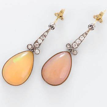 Ett par örhängen med droppformade opaler och gammalslipade diamanter.