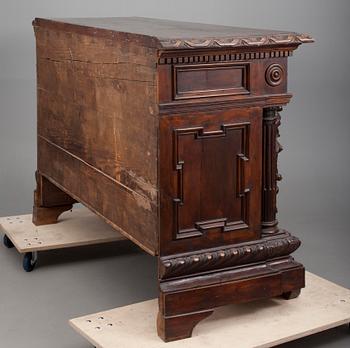 SKÄNK / CREDENZA, valnöt, renässans, Italien 1700-tal möjligen äldre.